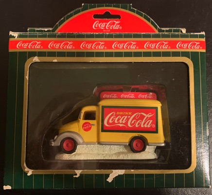 4364-1 € 15,00 coca cola town square gele truck.jpeg
